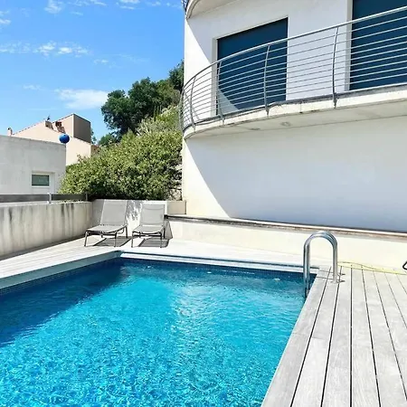 Con Piscina Sobre La Almadrava *